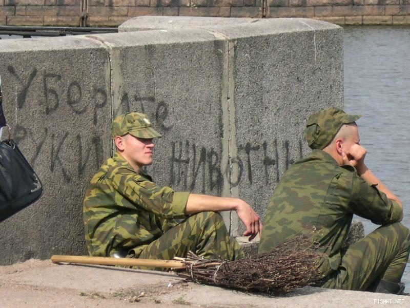 Приколы солдат видео. Забавный солдат. Армия приколы. Смешной солдат. Военный солдат прикол.