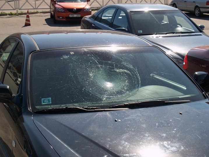 Разбитое лобовое стекло машины. Разбито лобовое стекло. Машина с разбитым стеклом. Стекло битой машины. Разбитое лобовое стекло на BMW.