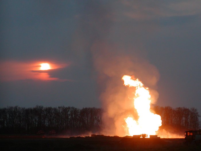 Взрыв газопровода белоярский. Пожар в Белоярском районе. Факел на газопроводе. Взрыв газовой трубы в Белоярске.