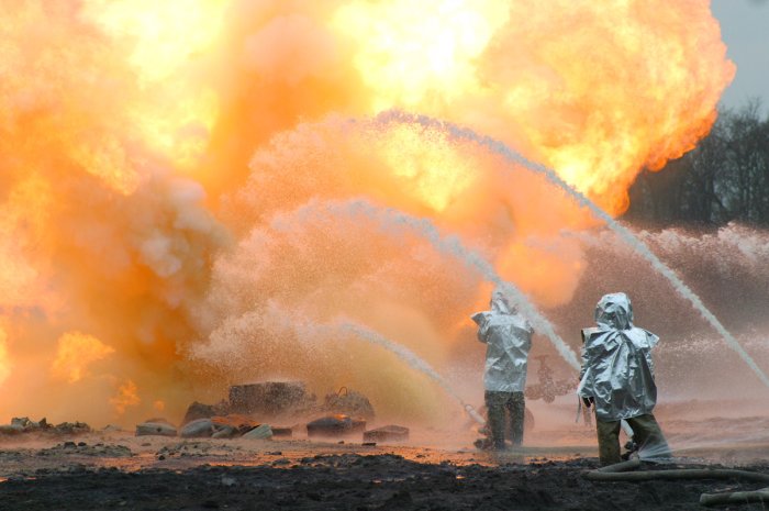 Russian burns. Oil leak огонь. В Америке пожар горит Уран. Знаменитое фото Пожарников тушивших нефть в Ираке.