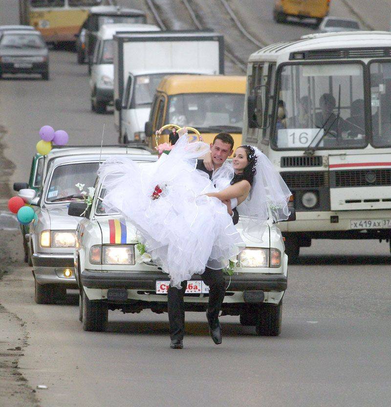 Свадьба пела и плясала. Жду свадьбу. Завтра свадьба приколы. Картинка завтра свадьба смешные. Свадебные приколы на транспорте.