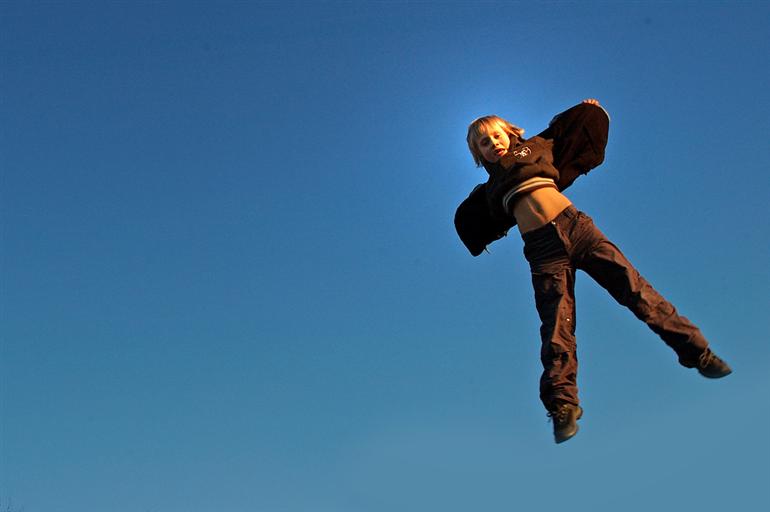 Летающий человек играть. Летающий человек. Фото летающего человека. Хлопанье ногами в прыжке.