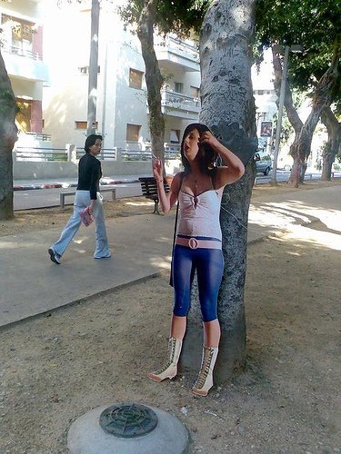 Чат тель авив общение. Девушки на улицах Тель Авива. Жители Тель Авива.