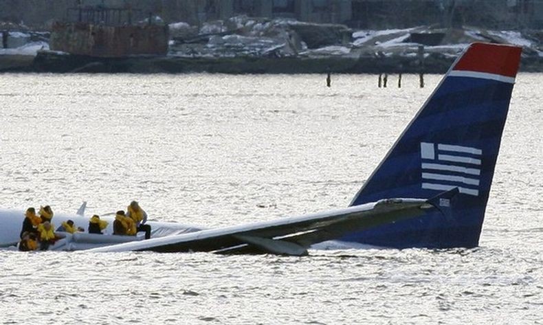 Hudson river plane crash. Гудзон в Нью-Йорке самолет крушение. Аварийная посадка a320 на Гудзон. Самолет упал на Гудзон. Борт 1549 15 января 2009.