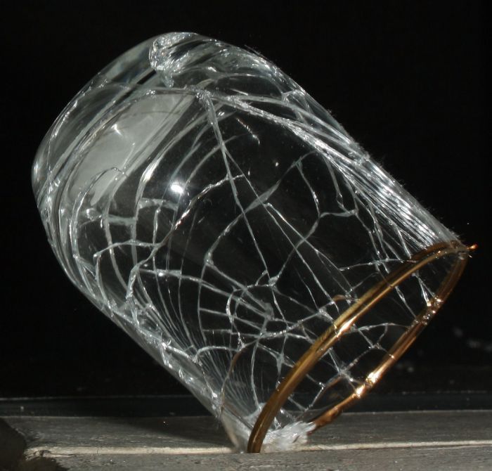 Разбилась стеклянный стакан. Стеклянные предметы. Разбитый стакан. Стеклянные предметы разбитые. Треснутый стакан.