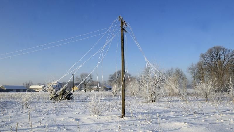 Упали провода. Обрыв проводов зимой. Обрыв проводов ЛЭП зимой. Обрыв линии электропередач зима. Обрыв линий электропередач зимой.