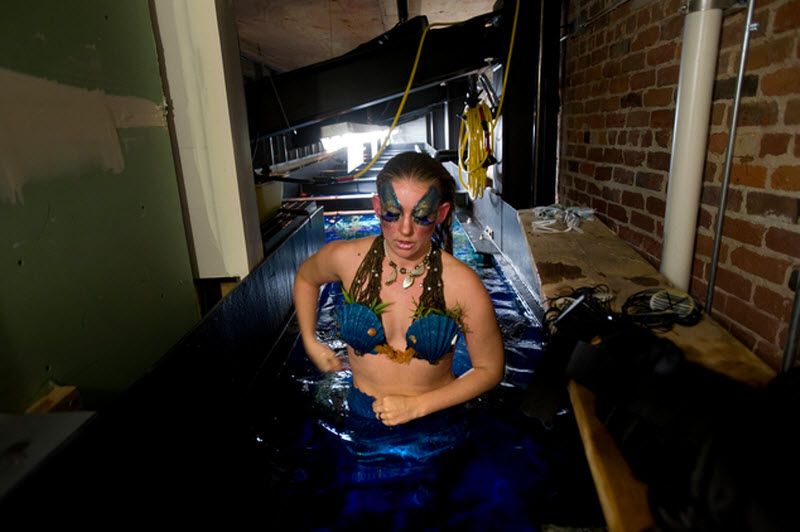 Рэйчел Смит надевает хвост русалки перед погружением под воду. (Lezlie Sterling)
