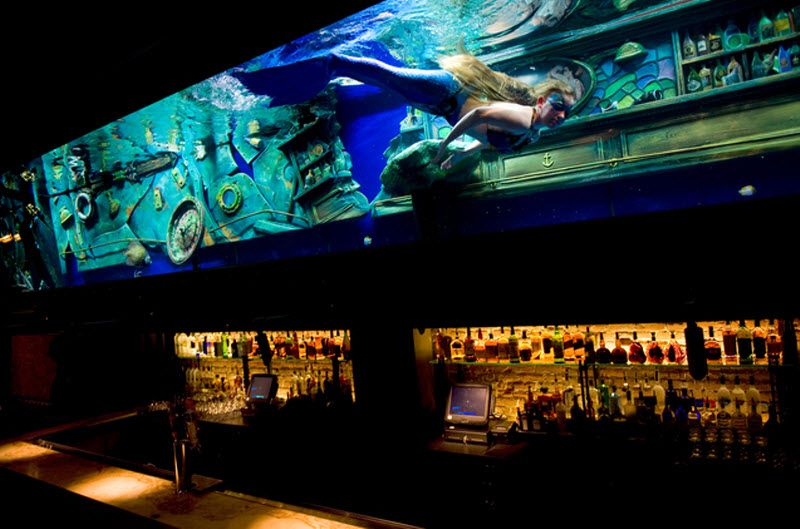 Рэйчел Смит в образе русалки над барной стойкой в клубе «Dive Bar». (Lezlie Sterling)
