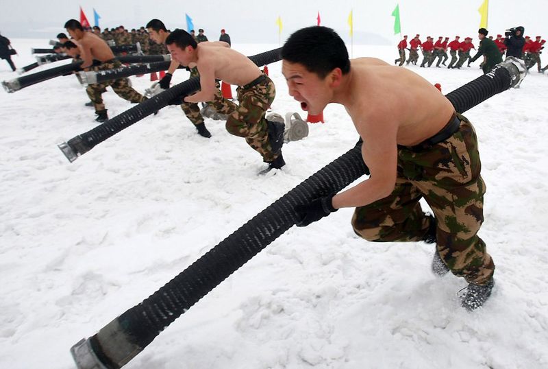 9. Зимние учения китайских солдат в военном лагере в городе Чанчунь северо-восточной многонациональной провинции Цзилинь. (STR/AFP/Getty Images)