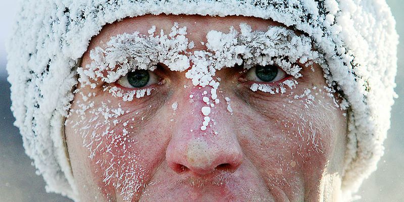 1. Участник традиционного рождественского марафона в Омске, где температура упала до -30 градусов по Цельсию. (ALEXEY MALGAVKO / AFP / Getty IMages)