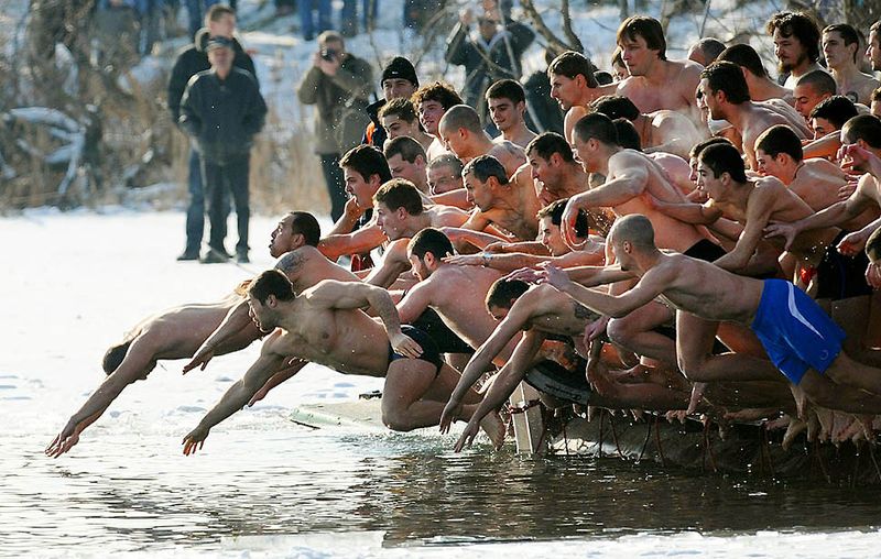 4. Болгары прыгают в ледяные воды во время соревнования по нахождению креста в озере в Софии во время Крещения. Считается, что тот, кто первым найдет крест, который бросает в воду батюшка восточной православной церкви, будет здоров весь год. (NIKOLAY DOYCHINOV / AFP / Getty Images)