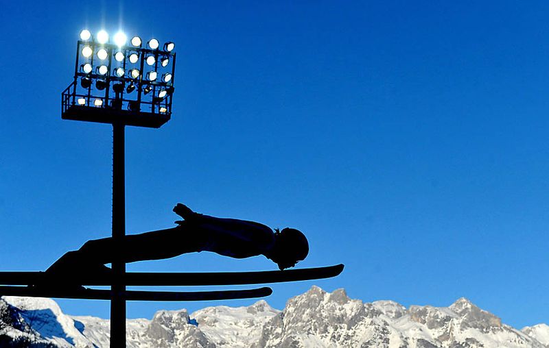 7. Лыжник во время тренировки на соревновании «Four Hills» на Кубке мира по прыжкам с трамплина в Бишофсхофене. (ARBARA GINDL / European Pressphoto Agency)