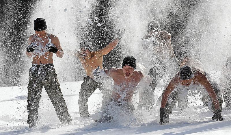 10. Офицеры южнокорейского спецназа обтираются снегом во время зимней тренировки в Пхёнчхане. (Lee Jin-man / Associated Press)