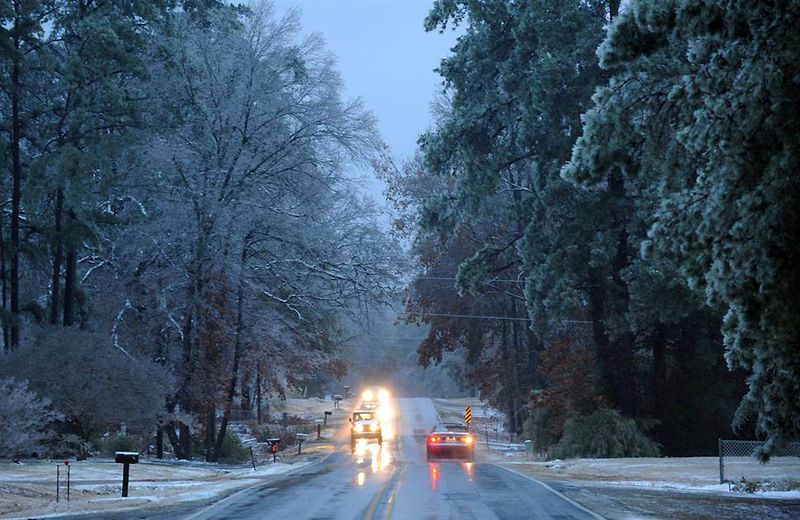 13. Снег на деревьях вдоль дороги Роу Роуд в Шревепорте, штат Луизиана, после метели. (Douglas Collier / The Shreveport Times)