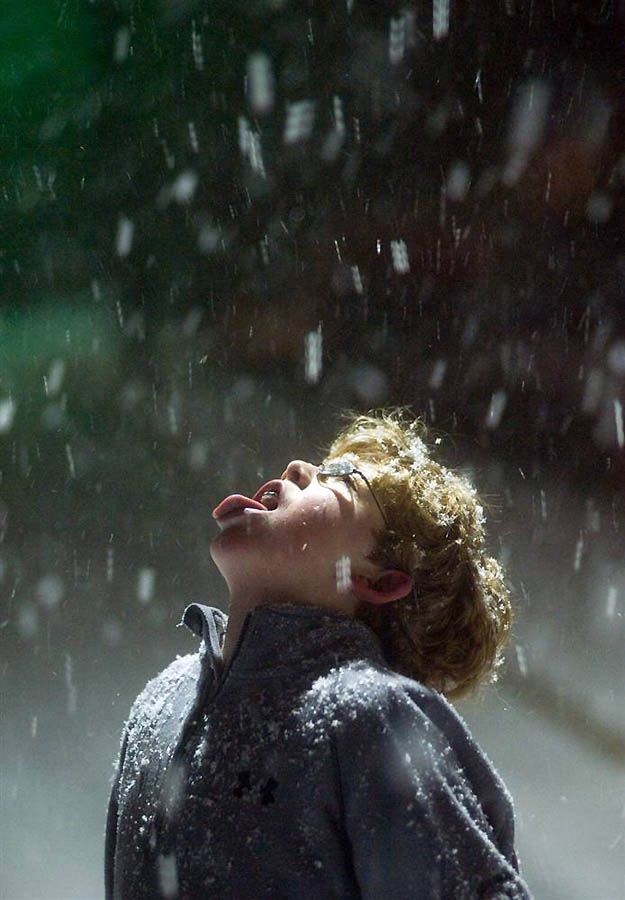 15. Дэвис МакКул пытается поймать языком снежинки в Оксфорде, штат Миссисипи. Из-за сильного снегопада в районе Оксфорда пришлось закрыть школы и Университет Миссисипи. (Bruce Newman / Oxford Eagle)