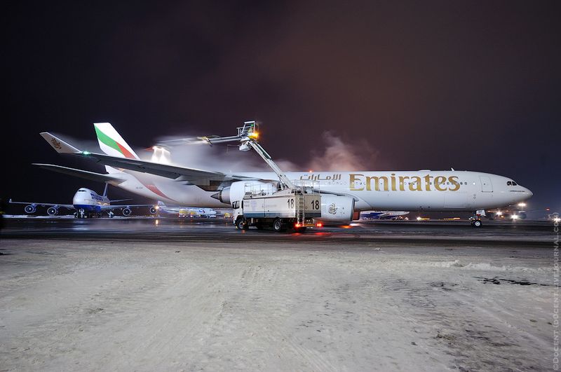 Конечно эффектней всего деайсинг смотрится в темное время суток :). Обрабатывают самолет компании Emirates.