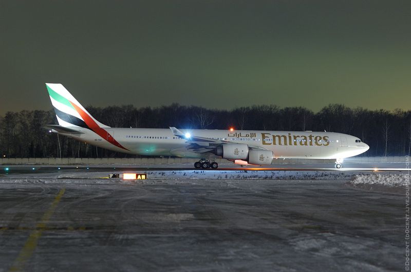 А340 компании Emirates тем временем уже ждет разрешения на взлет.