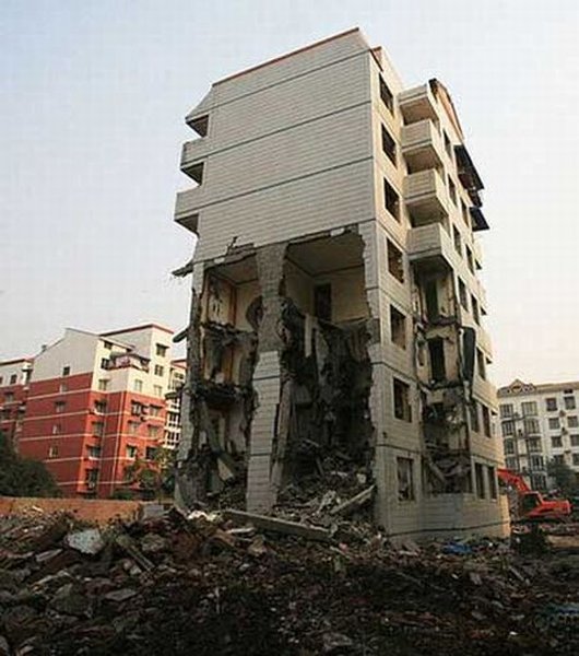 Как выселяют жильцов в Китае? (2 фото)