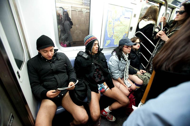 1. В этом году в юбилейном, десятом флешмобе "В метро без штанов" приняли участие энтузиасты из 50 городов 24 стран мира.