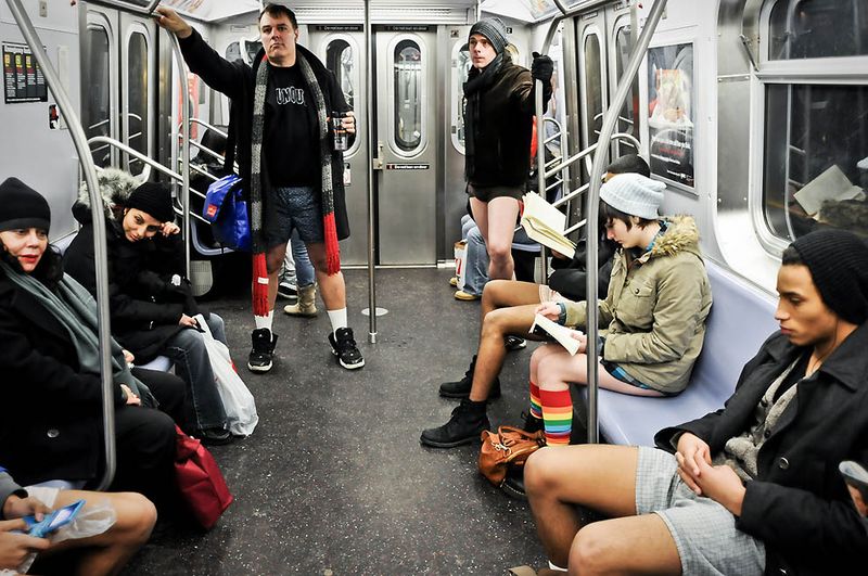 9. 9 января юбилейный 10-й флешмоб "Без штанов" был организован в нью-йоркском метро популярной арт-группой Improv Everywhere. (см. видео далее)