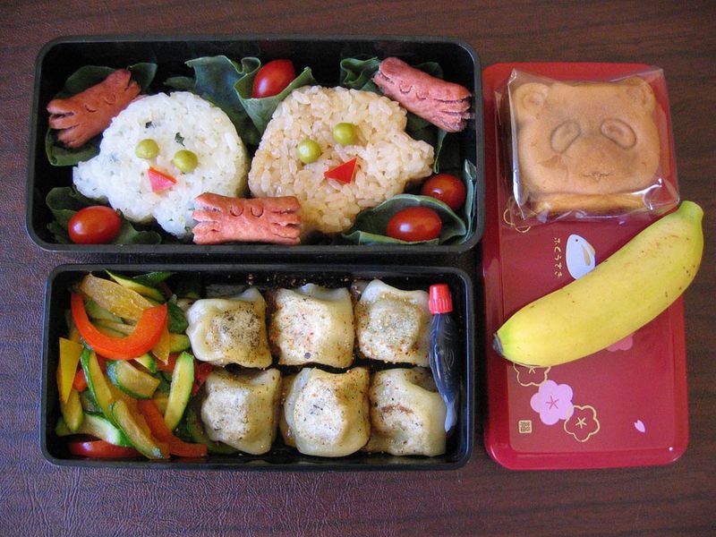 Бенто в Японии называют порционный обед на одного человека, специально упакованный, чтобы его можно было взять с собой.