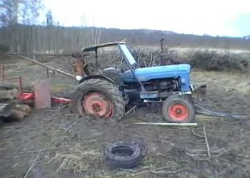 Как вытащить трактор из глубокой грязи
