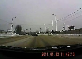 Тормозить на снежной дороге опасно
