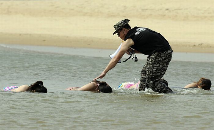 Курсы подготовки телохранителей на пляже (9 фото)