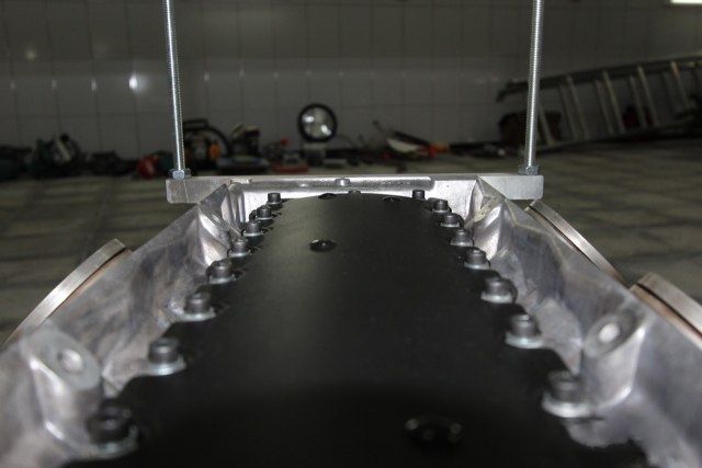 Стеклянный стол из блока V-образного мотора (22 фото)