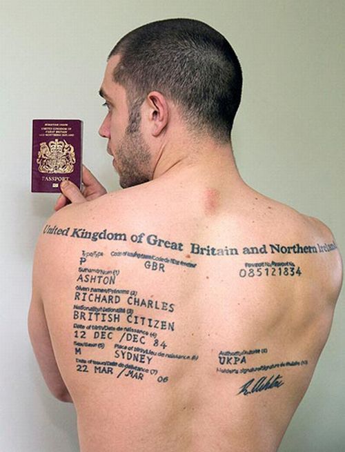 Британец вытатуировал на спине паспорт (2 фото)