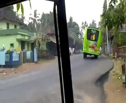 Безбашенный индийский водитель автобуса