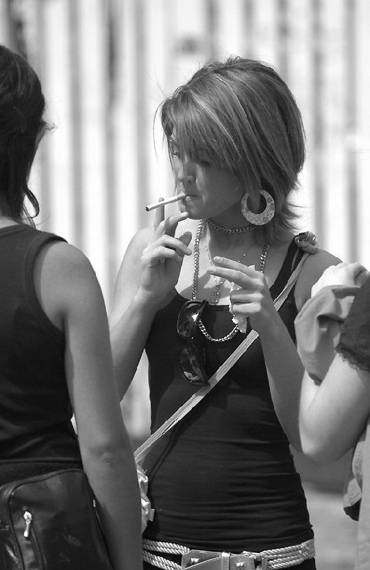 Подростки пьют курят. Девушка курит. Девочки курят. Курящая девочка. Курящие подростки девочки.
