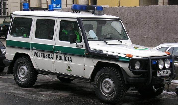 Зеленая полицейская машина. Полицейская машина с зеленой полосой. Полиция машина Гелик. Милицейская зеленая машина.
