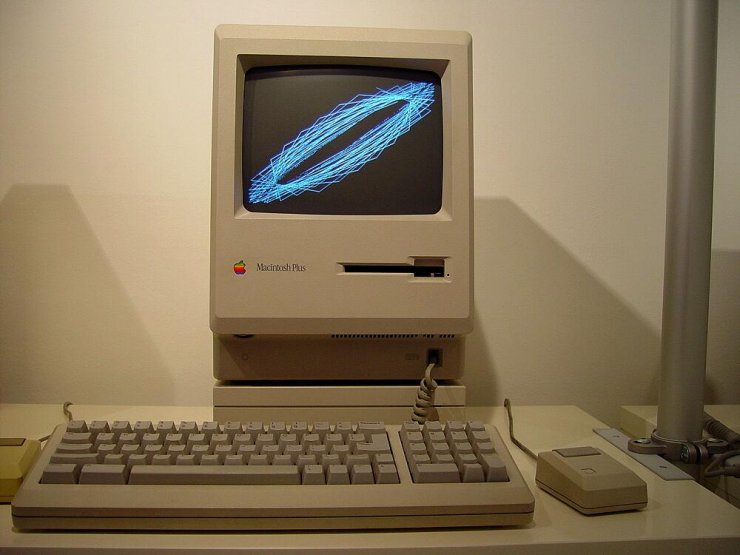 Mac plus. Мак 1986 Macintosh Plus периферия. Коллекция компьютеров. Macintosh Plus из бумаги. Зонд Mac Plus.