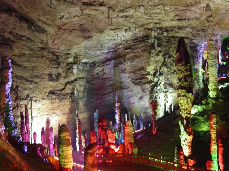 Дом в пещере у китайцев 5. Пещеры в Китае. Лессовые пещеры Китай. Китайская пещера со своим климатом. Школа в пещере в Китае.