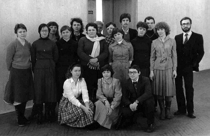 Фото 1983 года. Выпускники МГПИ им.Ленина в 1982 году. МГУ экономический Факультет выпуск 1983. Преподаватели МГУ исторический Факультет 1970. МИЭМ выпуск 1983.