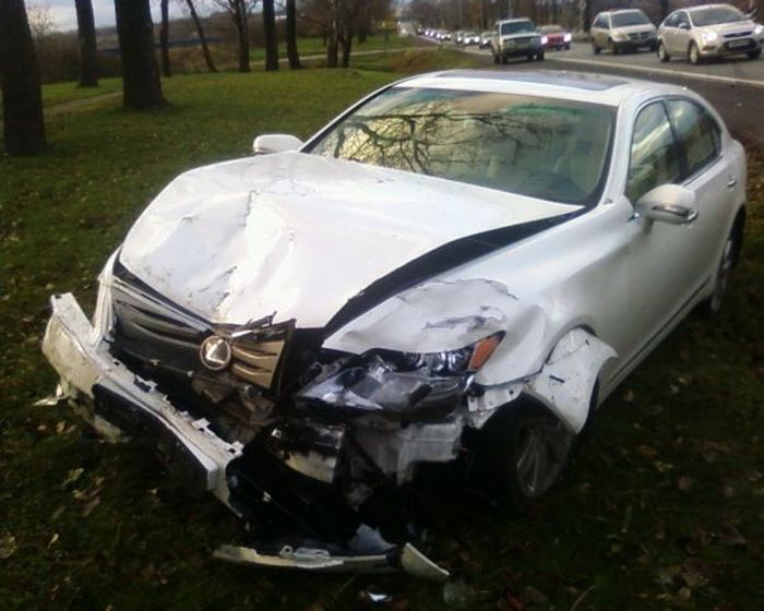 Приснилось что разбил машину. Форд Мондео 4 после аварии. Разбитый Лексус rx350. Разбитый Лексус лс 600. Разбитый белый Форд Мондео.