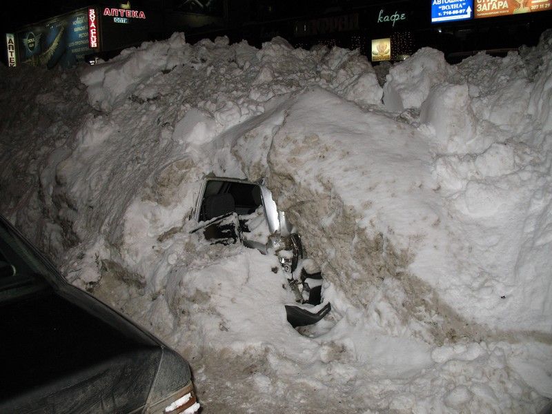 Снег похоронит. Закопанная машина в снегу. Машину зарыли в сугробе. Махав закопан в снегу.
