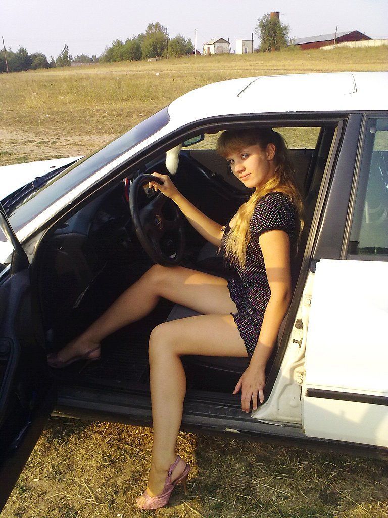 Нарезка русские телки. Русские женщины в машине. Любительская фотосессия девушки.