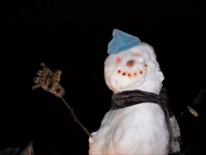 Снеговик, который напугает любого (4 фото)
