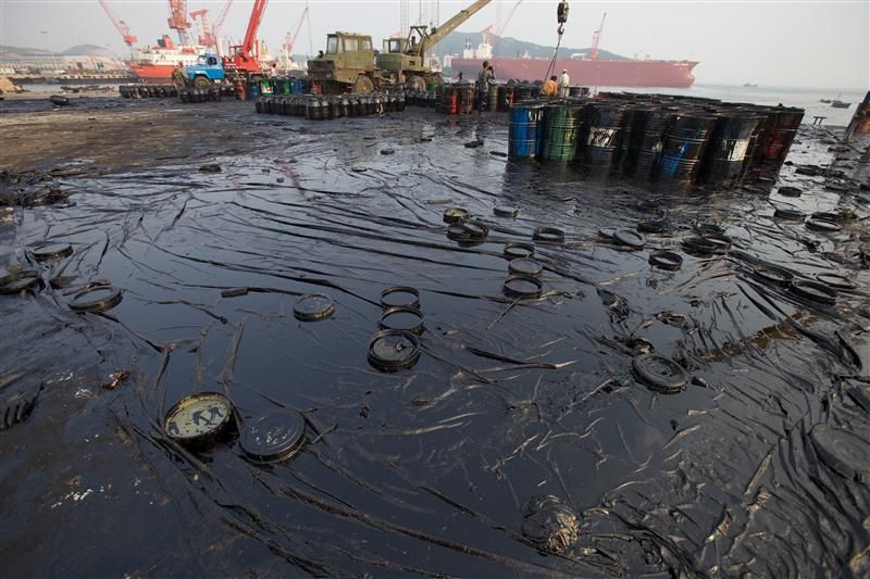 Нефть загрязняет воду. Экологическая катастрофа. Экологическая катастрофа нефть. Последствия экологических катастроф. Последствия нефтяного загрязнения.