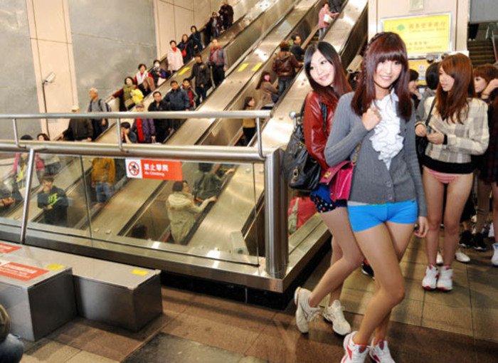 В метро без штанов - Тайвань (4 фото + 2 видео)