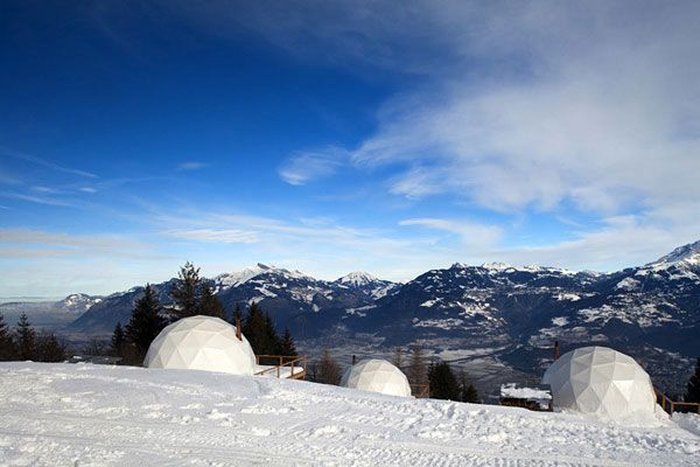 Иглу в швейцарских Альпах (10 фото)