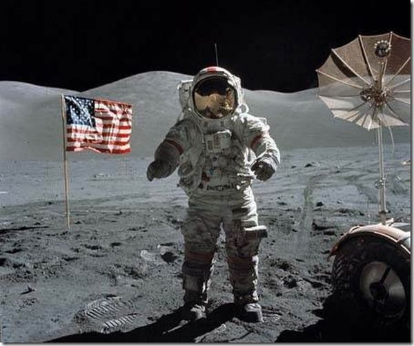 Последний в мире человек, ступивший на поверхность Луны …. на сегодня )brВ декабре 1972 астронавты с космического корабля Аполлон 17 осуществили шестую, и заключительную посадку на Луну. Командующий Eugene Cernan и пилот лунного модуля Harrison Schmitt сделали три выхода в открытый космос в течение семидесяти пяти часов, которые они провели на поверхности Луны. Во время этих прогулок они собрали образцы и провели несколько научных опытов. 