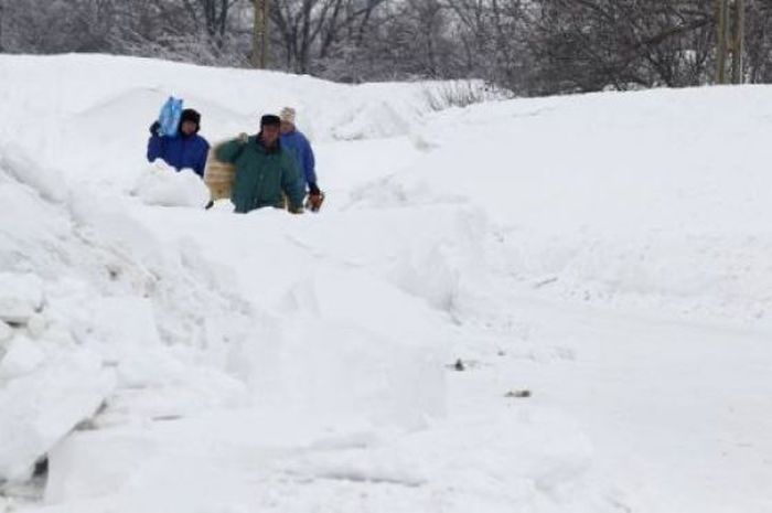 Buried under the snow. Снег в Румынии. Снегопады в Румынии. Слой снега. Снег в Румынии сегодня.