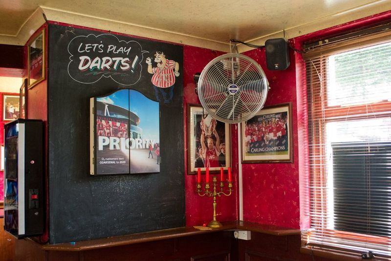 Болельщики в баре. Фанаты в баре. Паб фанатов Арсенала в Лондоне. Arsenal Fan pub в Москве.