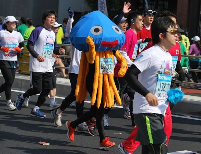 Забавные костюмы участников Токийского марафона – 2011 (30 фото)