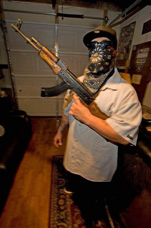 Фото парень с автоматом в маске