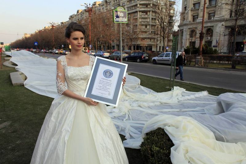 Показ рекордного платья в Румынии (16 фото) 
