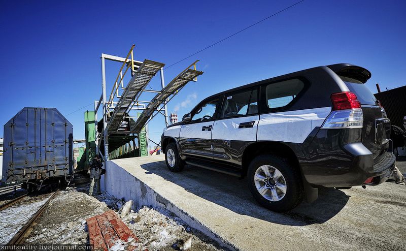 Тойота прадо завод. Завод Toyota Prado. Завод машина Тойота Прадо.. Погрузка ленд Крузер Прадо на автовоз белый 2013 год Москва. Подвергаются ли оцинковке Прадо на автозаводе в Японии.